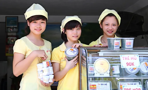 Giới thiệu các sản phẩm Tré Bà Đệ tại quầy hàng